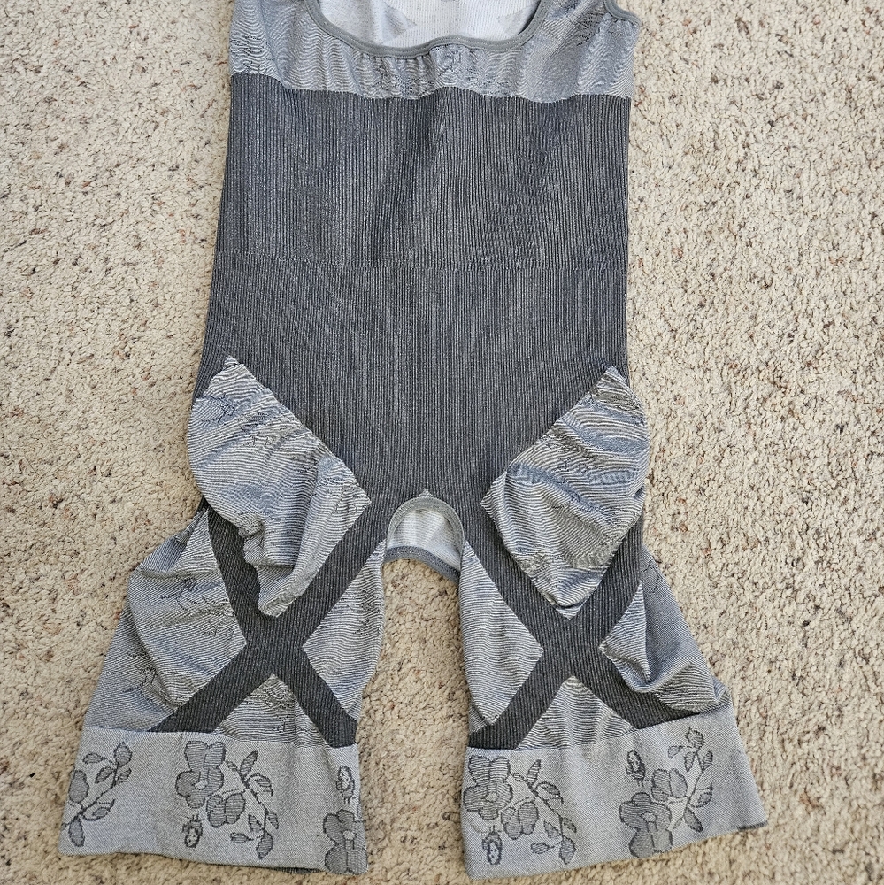 Full Body Shapewear With A Hole For Going To The Bathroom, L/Xl. View 3